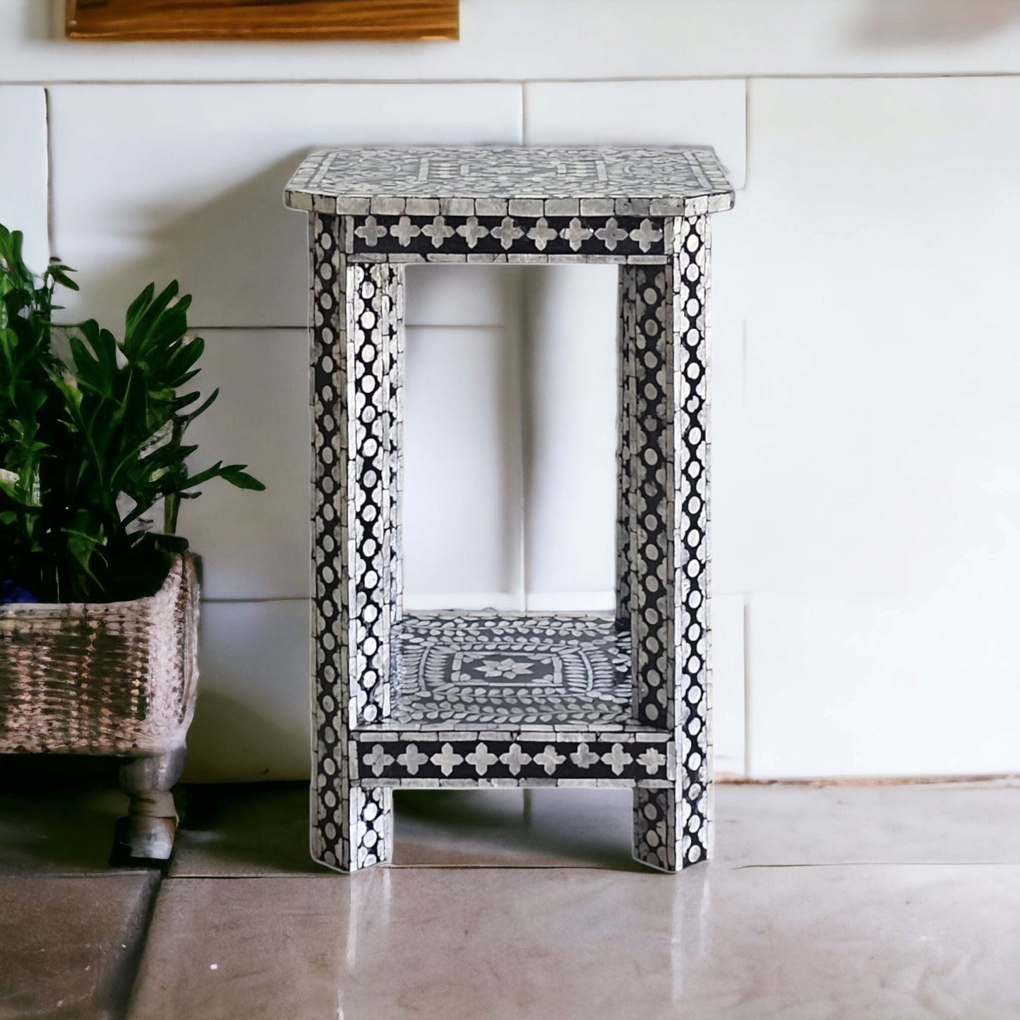 Mother of pearl Monochrome Chic Side Table - decorstore